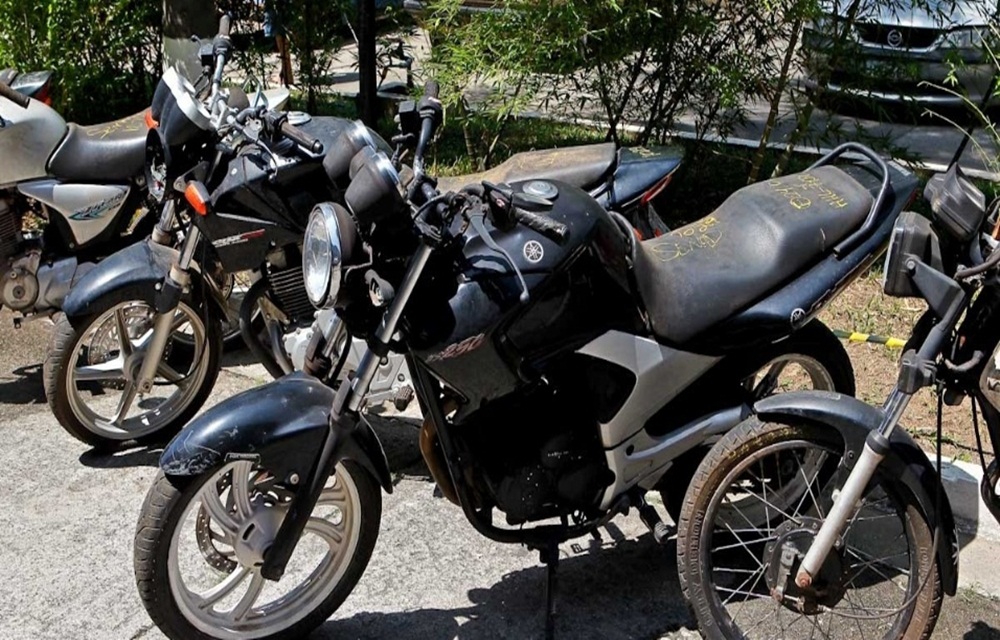 Ir para  <p>Tr&ecirc;s menores foram apreendidos na noite da &uacute;ltima ter&ccedil;a-feira (6), pela Brigada Militar. Eles conduziam motocicletas em uma estrada de terra, pr&oacute;ximo &agrave; comunidade de Desvio Becker, no...